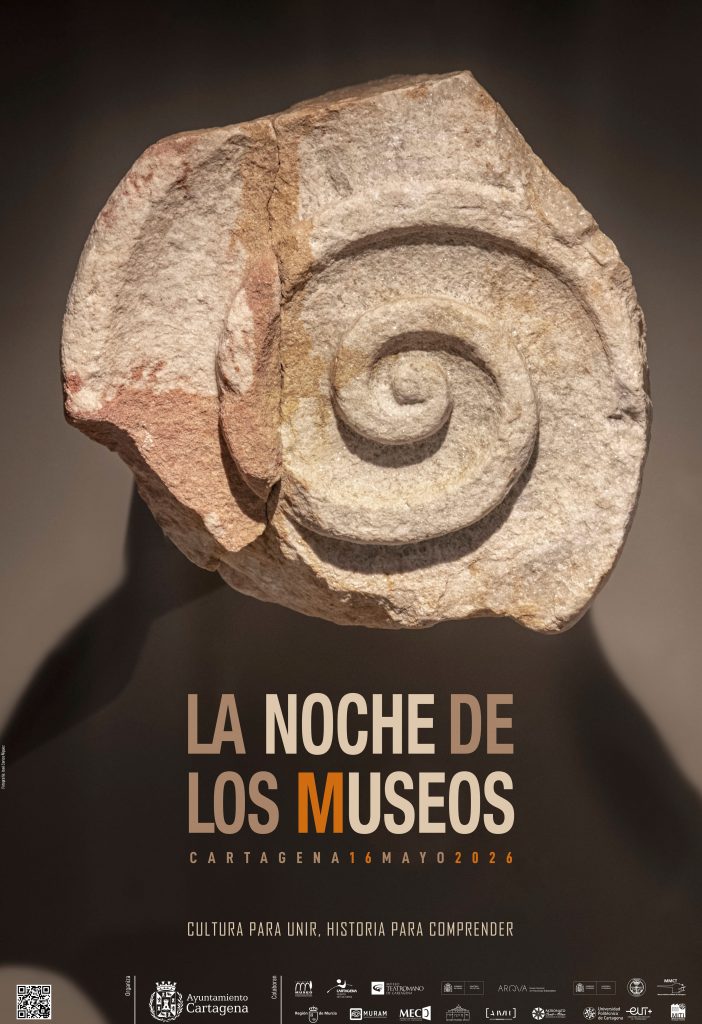 Cartel oficial de la XVIII Edición de La Noche de los Museos de Cartagena 2026 con una pieza histórica de piedra tallada en espiral.